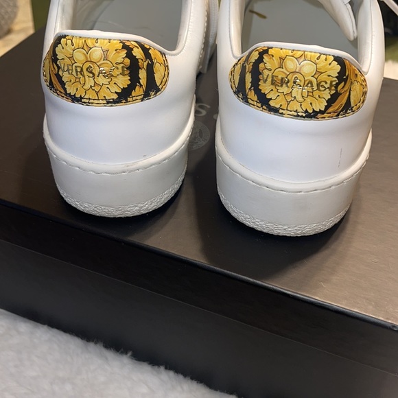 Woman Versace sneakers - Picture 5 of 7